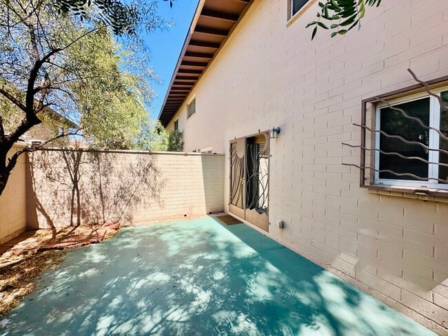 Building Photo - Spacious 2 Bedroom + 2 Bathroom Townhome w...