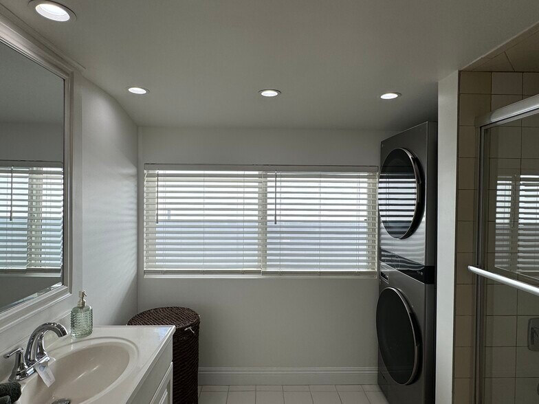 Building Photo - 2754 S Barrington Ave