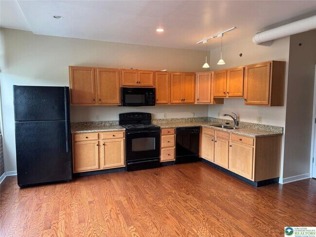 Building Photo - 11 W 2nd St