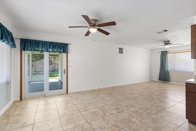 Building Photo - 1433 SE North Balcourt Ct