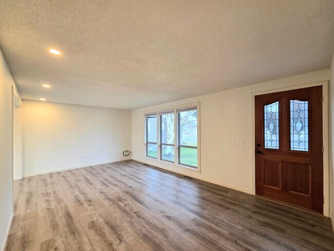 Building Photo - **MOVE-IN SPECIAL** 3 Bed / 2 Bath Rambler – Huge Fenced Yard + 2-Car Garage – Available Now