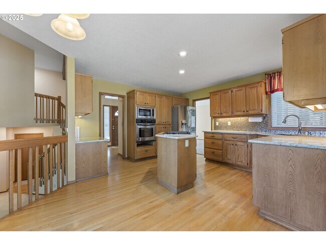 Building Photo - 3-Bedroom Home with Granite Kitchen, Family Room & Private Deck