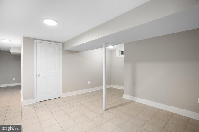 Building Photo - 1213 Stafford Ave