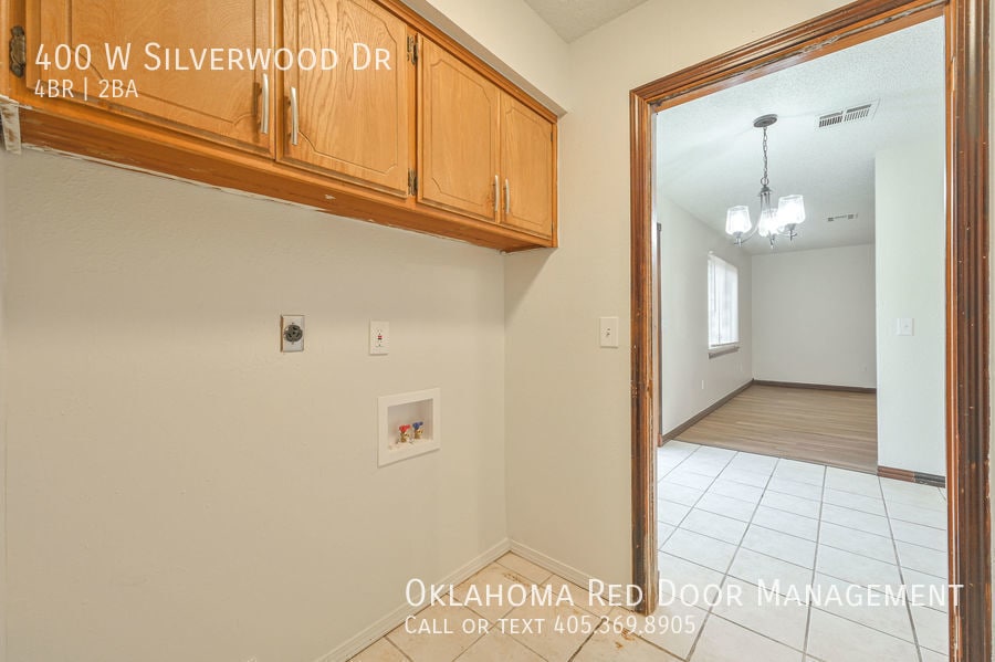 Building Photo - 400 W Silverwood Dr
