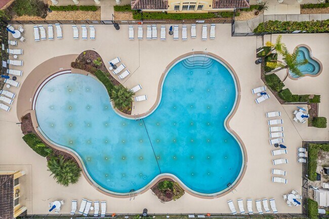 Building Photo - Spacious 3/2 Condo in the Gated Oakwater Community with Single Car Garage! Brand new carpets and ...