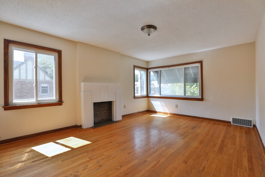 Building Photo - 3248 Indianola Ave
