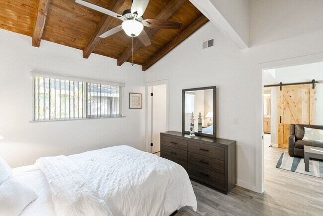 Building Photo - Highly Upgraded, Top Floor Condo in Huntin...