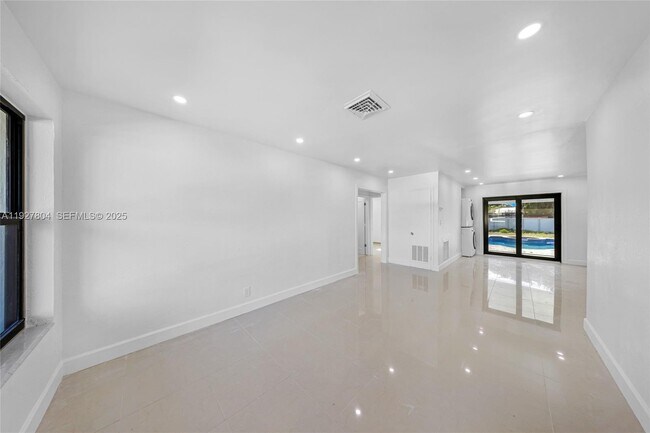 Building Photo - 2318 Scott St