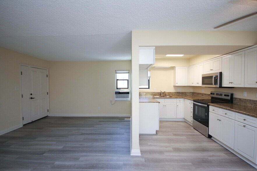 Building Photo - 874 S Marengo Ave