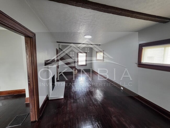 Building Photo - 713 W Hillcrest Ave