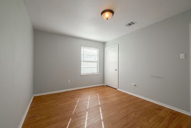 Building Photo - Affordable and Spacious 4-Bedroom, 2-Bath Convenient South Houston Home Near Medical Center & Cit...