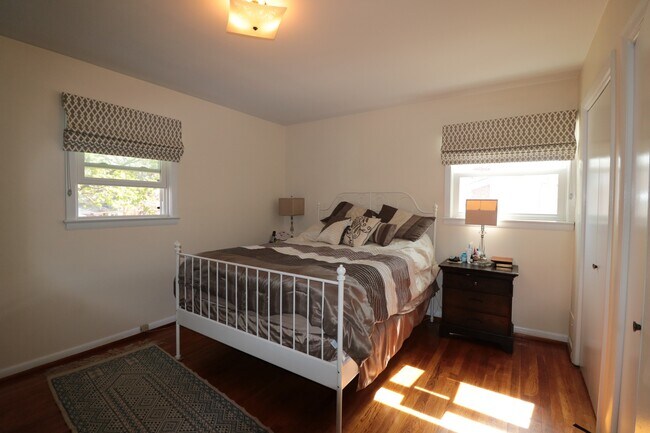 Building Photo - Spectacular 4 Bedroom, 3.5 SFH - Fenced Ya...