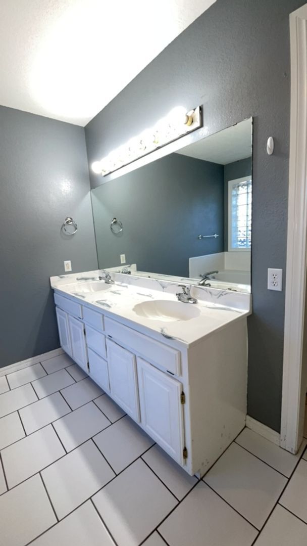 Building Photo - Well-maintained 3-bedroom, 2-bath home in ...
