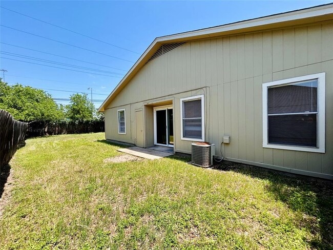 Building Photo - 12211 Dundee Dr