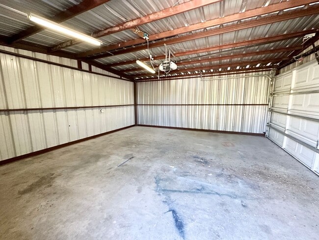 Building Photo - Valley Mills - Quiet Street 3/1 with detached 2 car garage