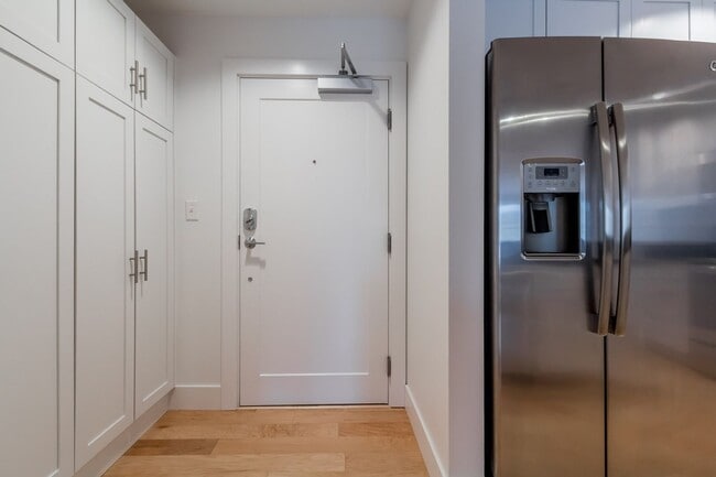 Building Photo - 1BR/1BA - Beautiful Updated Condo in Downtown Portland