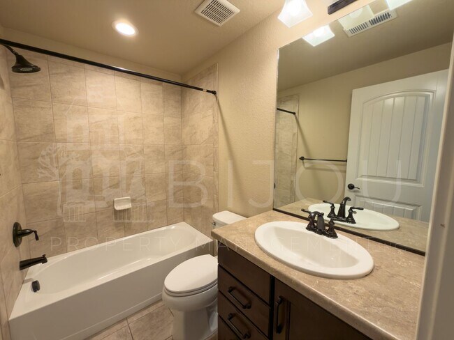 Building Photo - Spacious 4 Bedroom!!