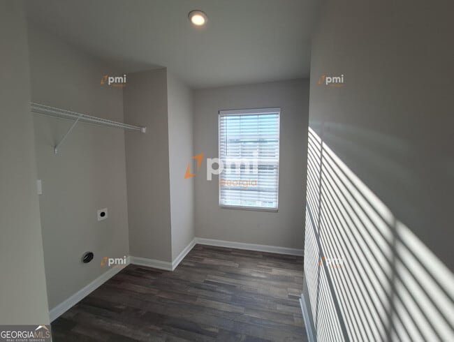 Building Photo - 731 Cole Dr