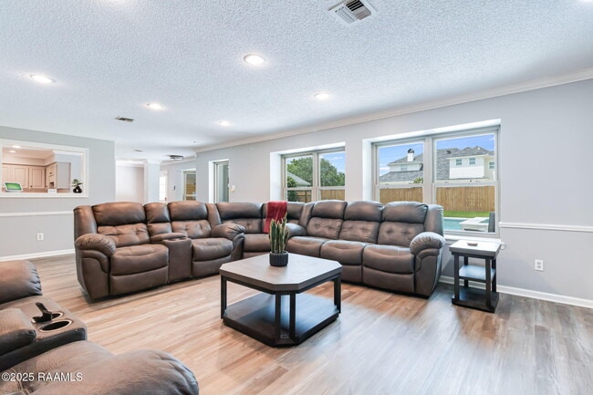 Building Photo - 206 Country Club Dr