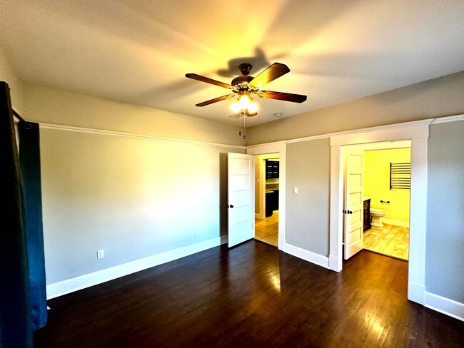 Building Photo - Fantastic Spacious Craftsman 2 bed - 2 bat...