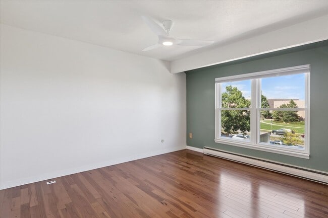 Building Photo - (PRICE DROP) Beautiful & Large 4-Bd 2.5-Ba...