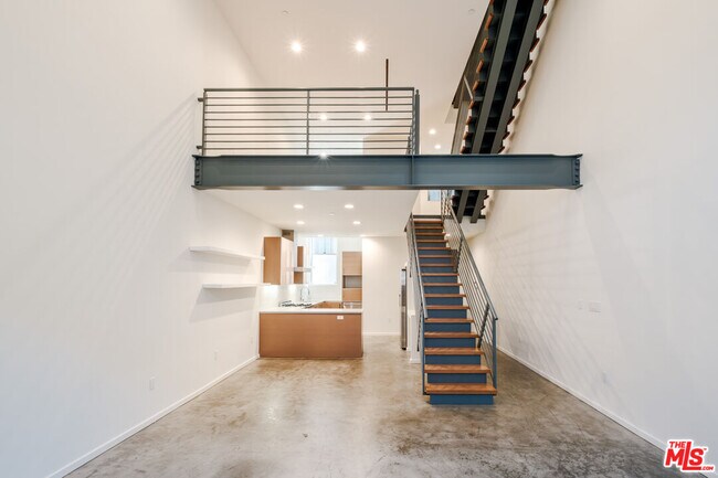 Building Photo - 1220 N Orange Grove Ave