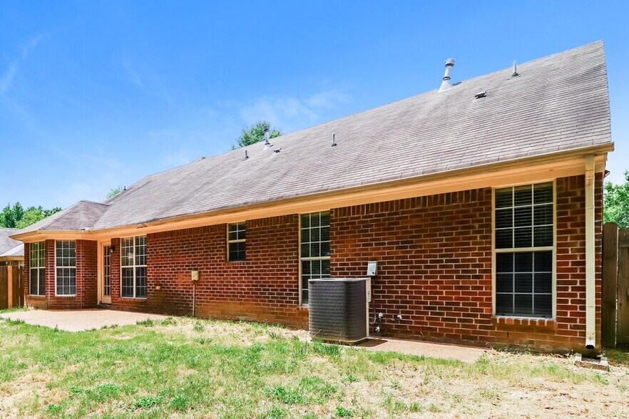 Building Photo - 10362 Cottage Oaks Dr