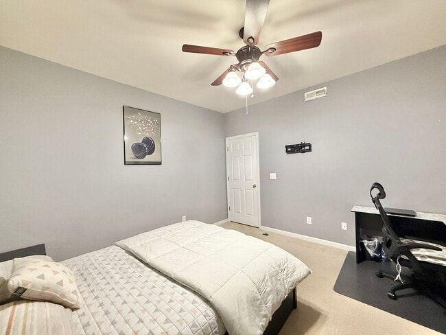 Building Photo - Stunning 3BD, 4BA Morrisville Townhome in an HOA Community with Premier Amenities & Near RDU Airp...