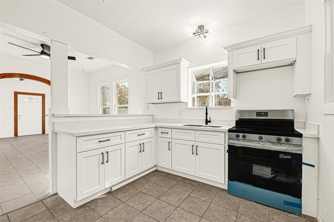 Building Photo - 830 Ross St