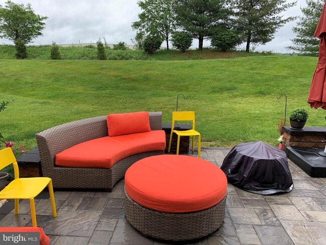 Building Photo - 202 Oaktree Ct