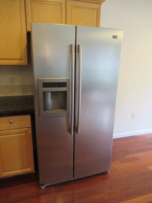 Building Photo - Large Four Bedroom in South Salem