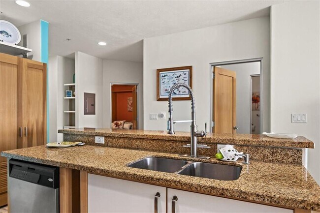 Building Photo - 9420 Seawall Blvd