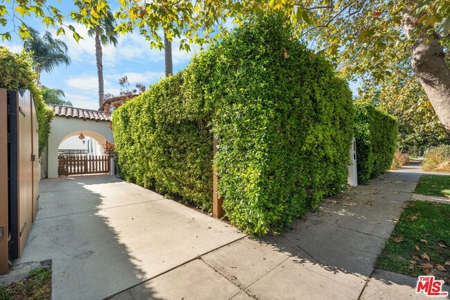 Building Photo - 441 Flores St