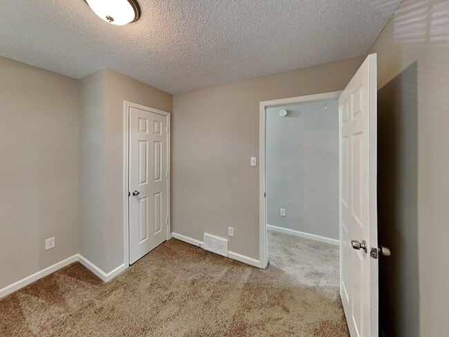 Building Photo - 5913 Sycamore Manor Cove