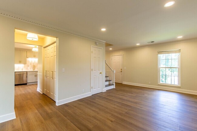 Building Photo - Charming Cul-de-Sac Home with Porch Swing & Wooded Views – 15 Mins from Nashville!