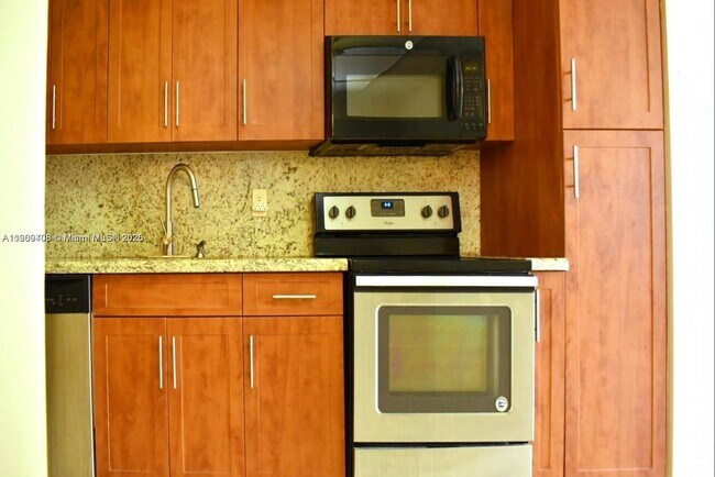 Building Photo - 4101 Pine Tree Dr