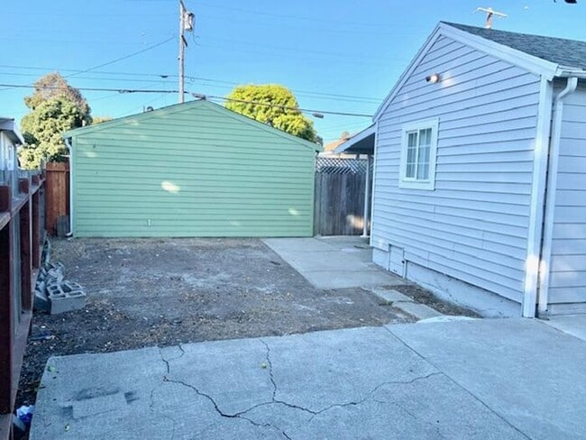 Building Photo - Great 3 bed 1.5 bath House with Garage in ...