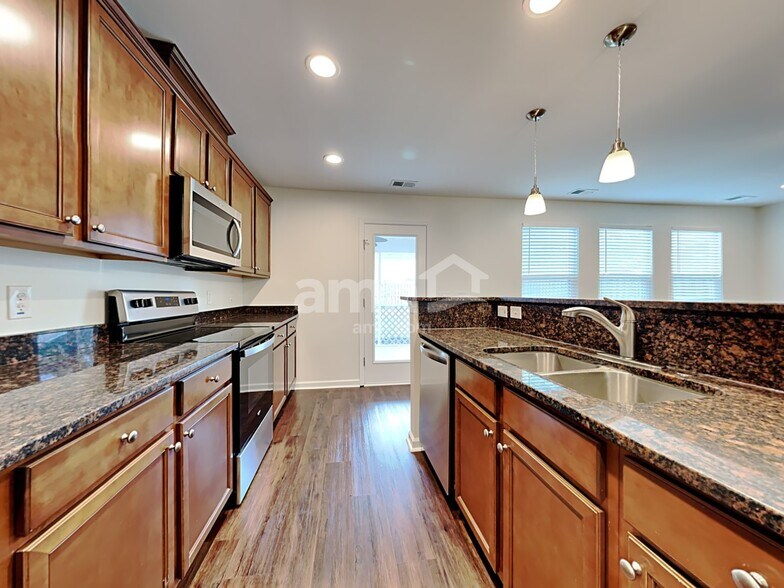 Building Photo - 422 Lions Den Dr