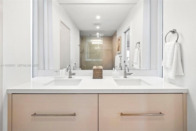 Building Photo - 10001 E Bay Harbor Dr