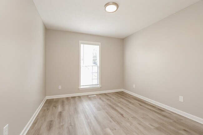 Building Photo - 721 Shandale Dr