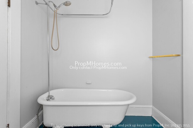 Building Photo - Ground Level Two Bedroom Duplex In The Heart Of NE Portland!