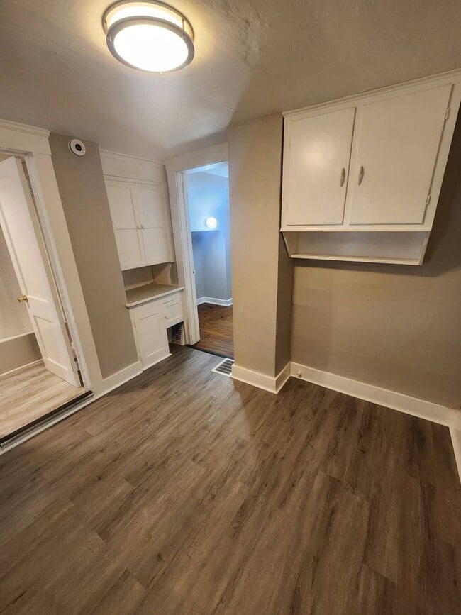 Building Photo - Charming 2-Bedroom Property in Prime Location