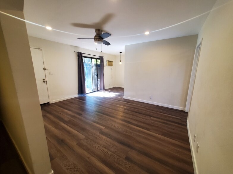 Living - 8641 Glenoaks Blvd