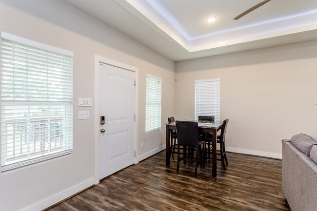 Building Photo - 110 Amundsen St