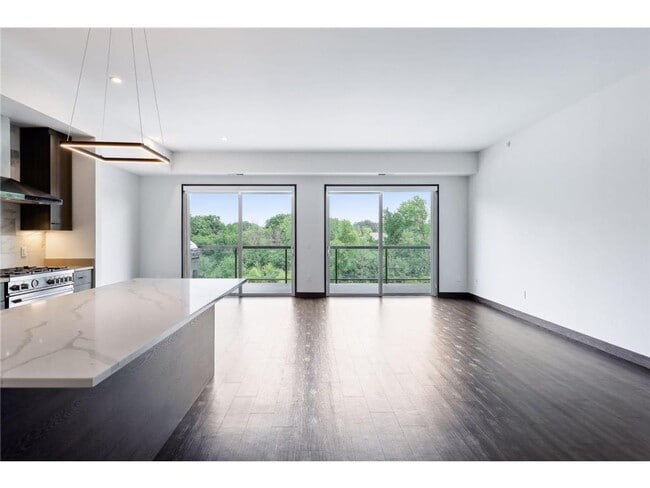 Building Photo - 253 Lake St E