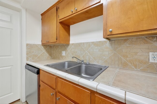 Building Photo - 115 Aurora St