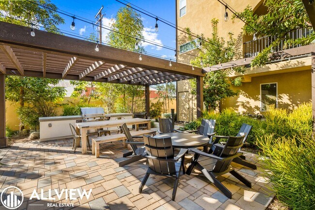 Building Photo - Bright & Upgraded 2 bedroom Anaheim Townhome in Prime Location!