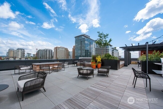 Building Photo - Urban living in downtown Bellevue...