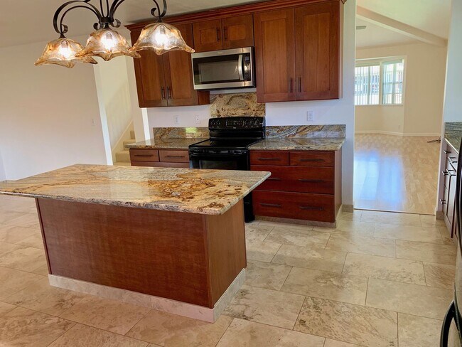 Building Photo - Beautiful SFH 4 bedroom, 2.5 bath, garage with large yard