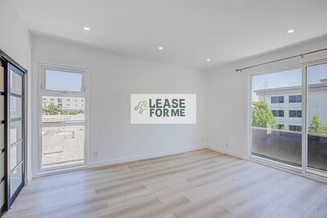 Building Photo - 449 Le Doux Rd